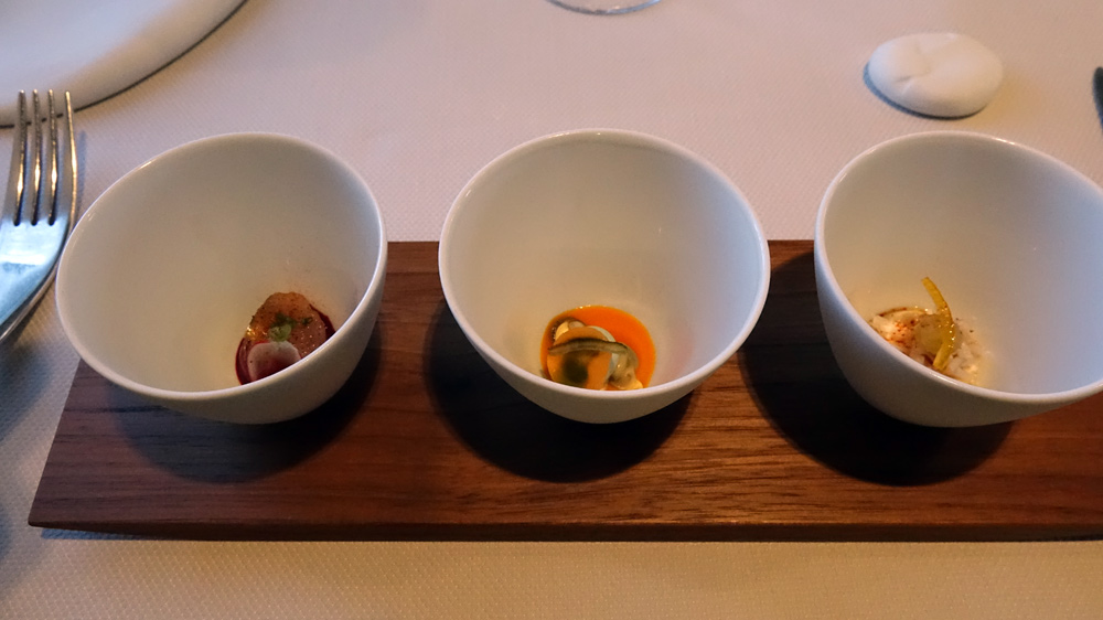 Sixième série d'amuse-bouche : Pulpe de betterave du jardin et maquereau, la deuxième, Carotte, moule et chantilly estragon, et la troisième, Pulpe de fenouil et chair de tourteau
