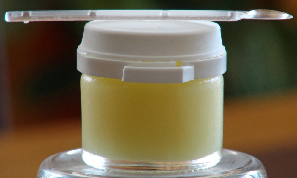 Le petit pot de 10 g et sa petite cuillère doseuse