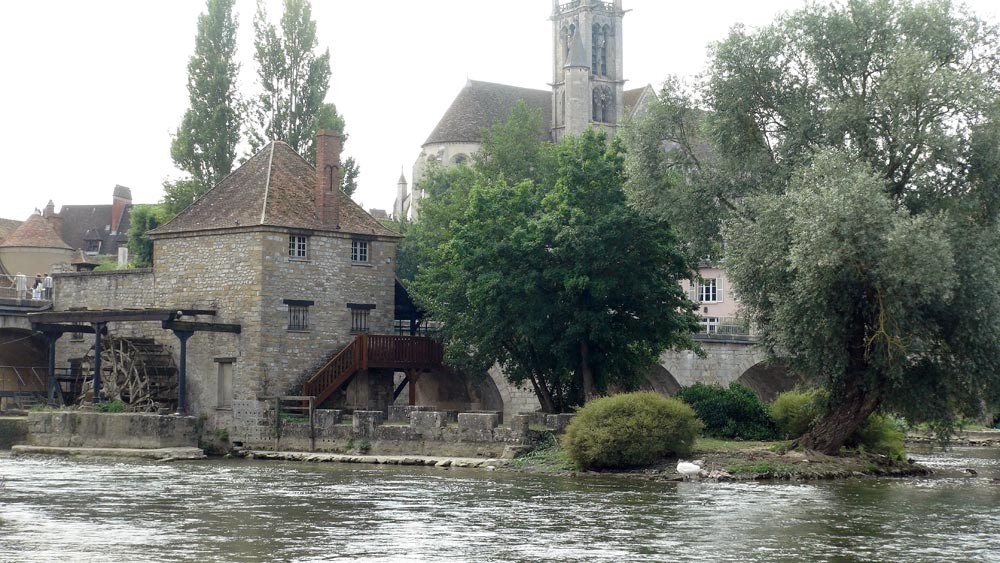 Moret-sur-Loing : le moulin ... vu du Loing