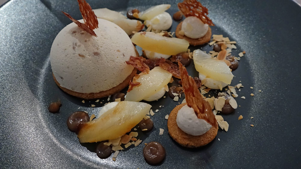 Biscuit noisette, parfait glacé aux marrons, poire rôtie
