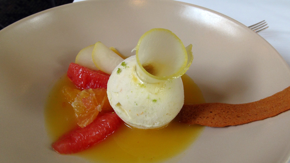 Parfait glacé aux agrumes, coeur moelleux au citron, pamplemousse orange & cédrat