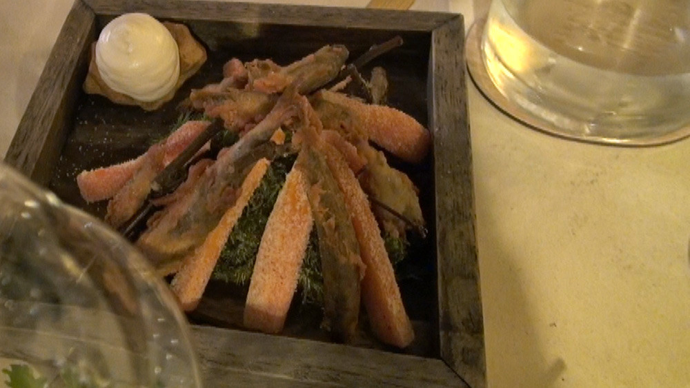 Friture de Loire, carottes séchées aux épices et mousse de céleri au chocolat blanc