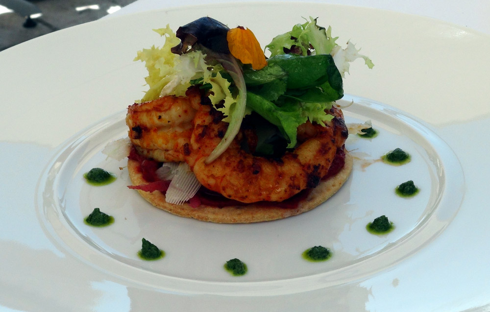 Tarte sablée gingembre aux gambas, aubergine, roquette et parmesan