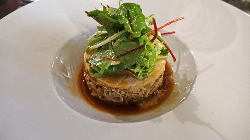 Effiloché de cuisses de volaille d'Ancenis, salade du moment et jus acidulé