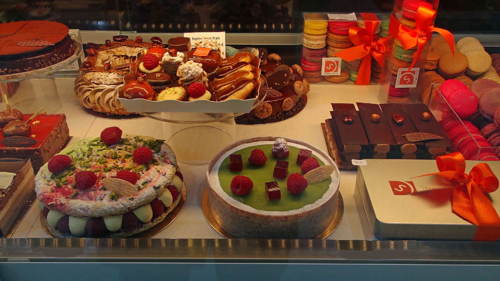 Gros gâteaux en vitrine
