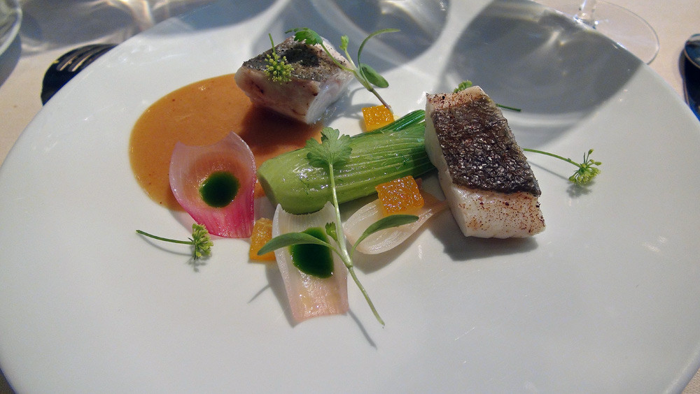 Saint-Pierre, fenouil et oignon rose, citron confit et sauce tamarin & raisin