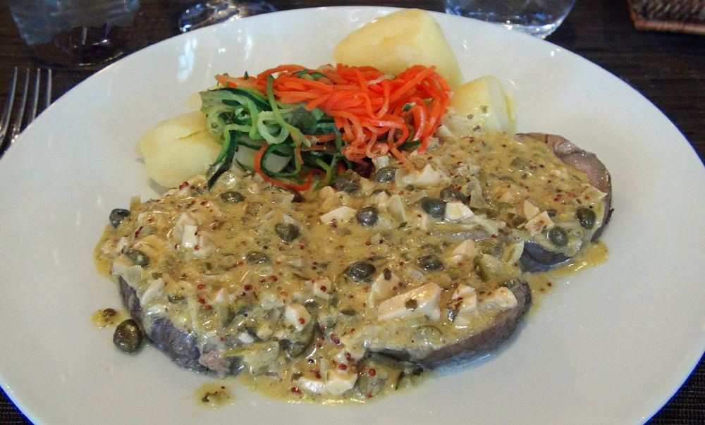 Tête de veau sauce ravigote, rouelles de pommes de terre & légumes du marché