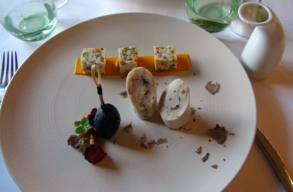 Cocon de volaille aux truffes d'été, nougat de légumes,jus au piment d'Espelette et betterave jaune en tempura à l'encre ce seiche