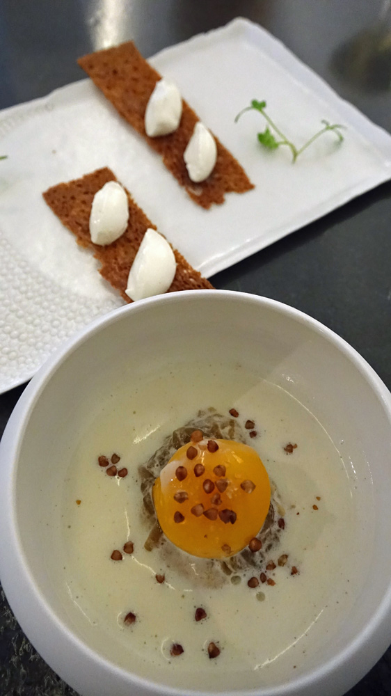 Oeuf parfait, écume de lard fumé et croûtes de pain