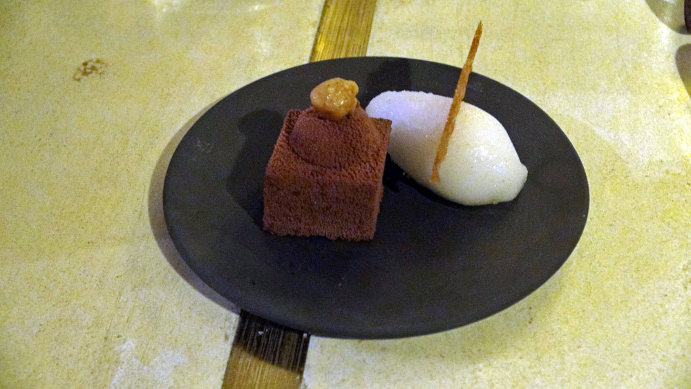 Plot chocolat , bille crémeuse à la noisette et crème glacée à la vanille