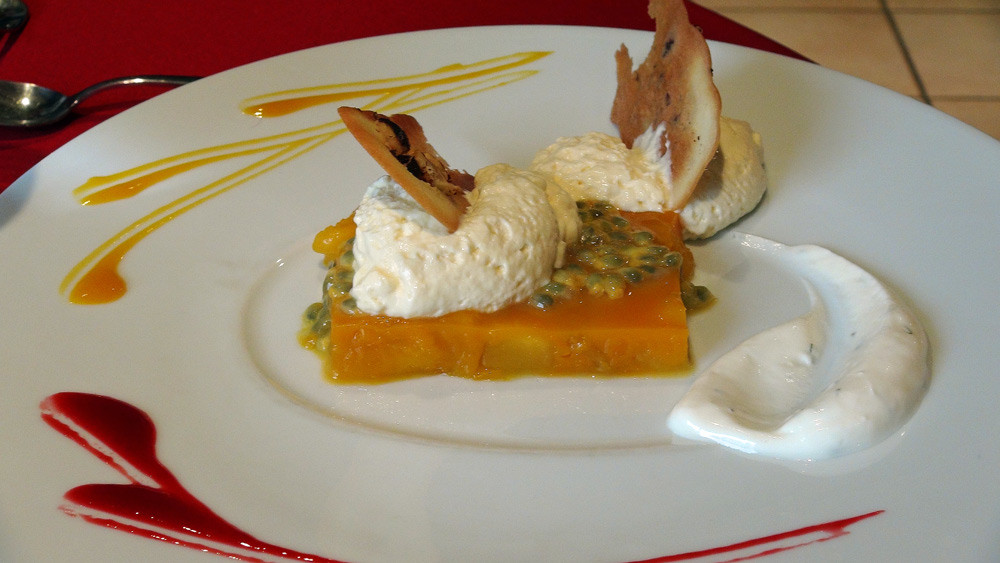 Fraicheur de mangue et fruits de la passion, mousse à la citronnelle de Madagascar, langue de chat