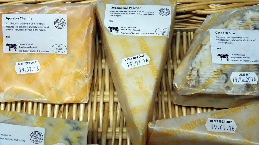 Quelques fromages encore sous leur emballage