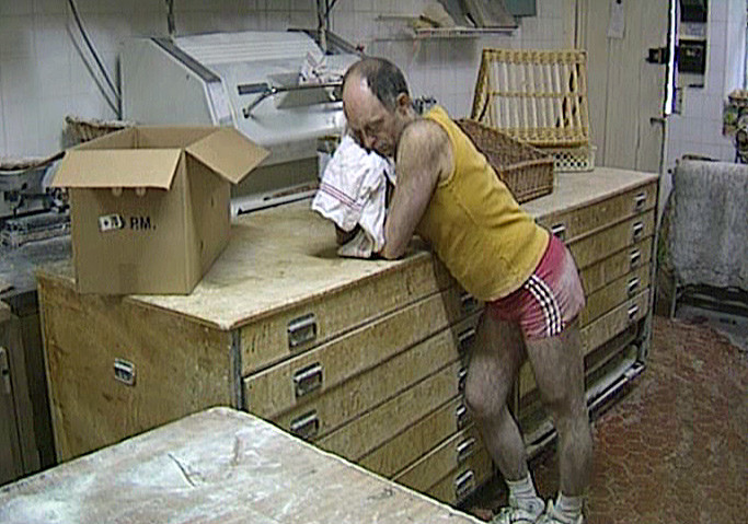 Luc Mano s'endort (Photo tirée du DVD "Les secrets de cuisine de Bernard Pacaud" de Frédéric Laffont)