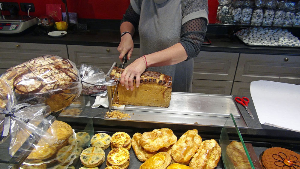 La découpe du pâté de "Pentecôte"