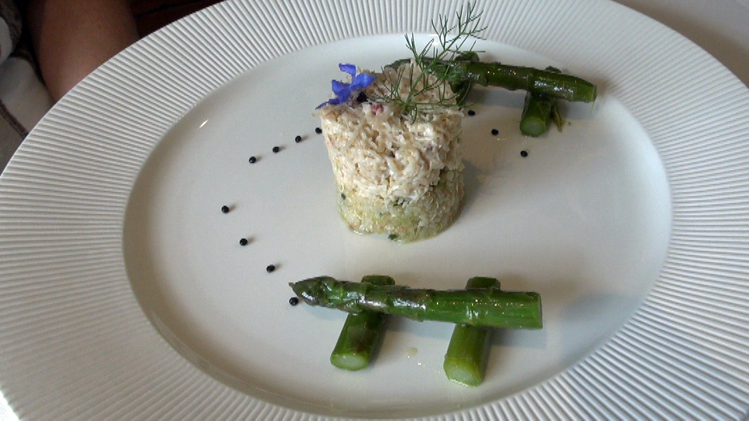 Tourteau décortiqué, quinoa aux algues et légumes, asperges vertes