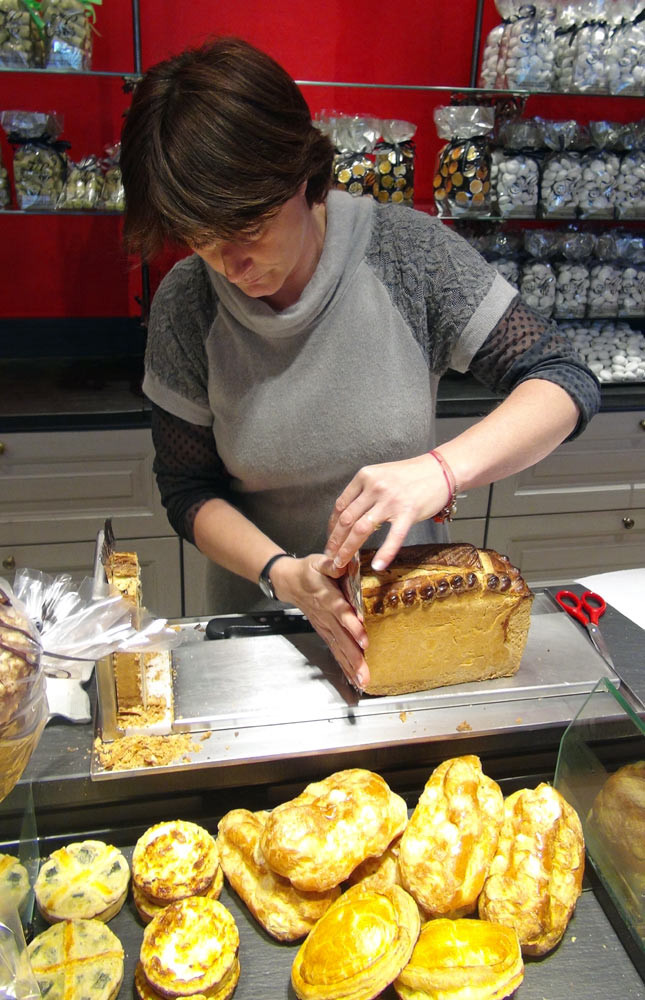 Le placement de la protection du pâté de "Pentecôte"