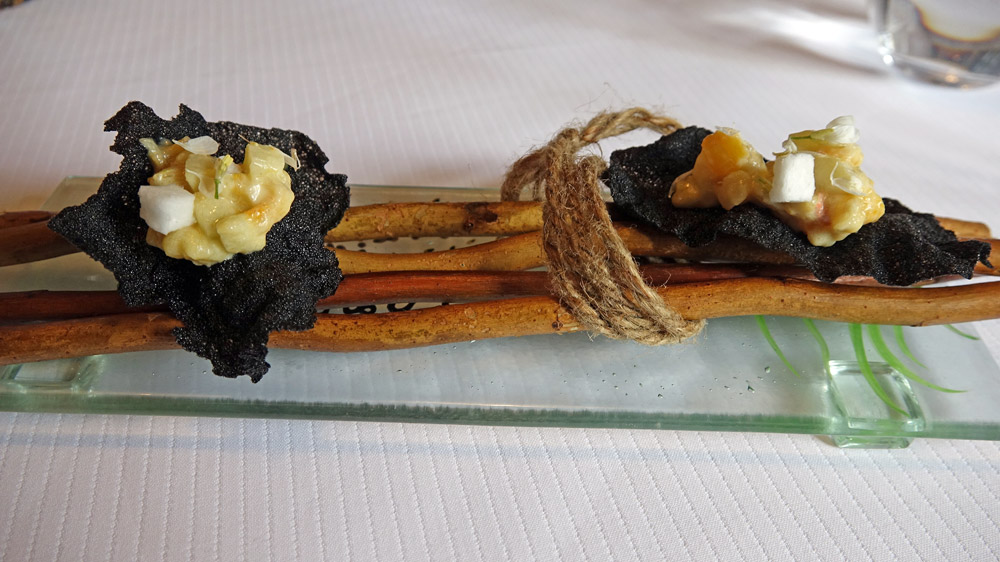 Amuse-bouche : Tartare de haddock, pomme Granny Smith, peau de haddock frite et riz vénéré Thaïlandais