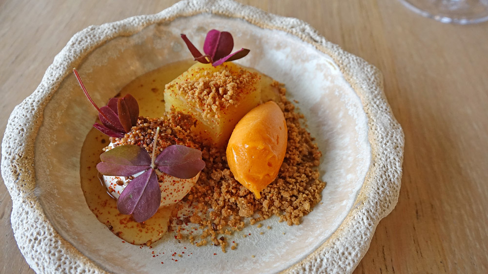 Pressé de pommes, crémeux au sarrasin, sorbet pommes au four et piquillos, et jus au cidre et piquillos
