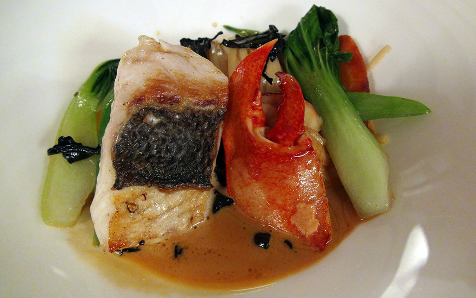 Homard bleu poêlé, dorade royale, pâte de blé tendre, chou pak choï, pois gourmand et sauce homardine