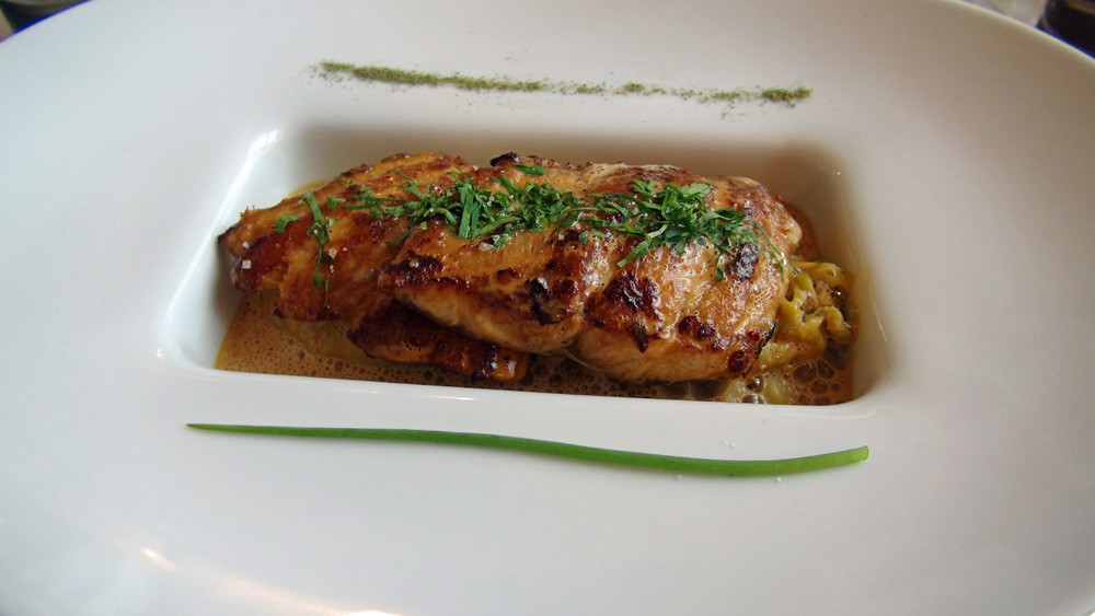 Muge de Loire (poisson sauvage) cuisiné meunière, sauce homardine & légumes étuvés