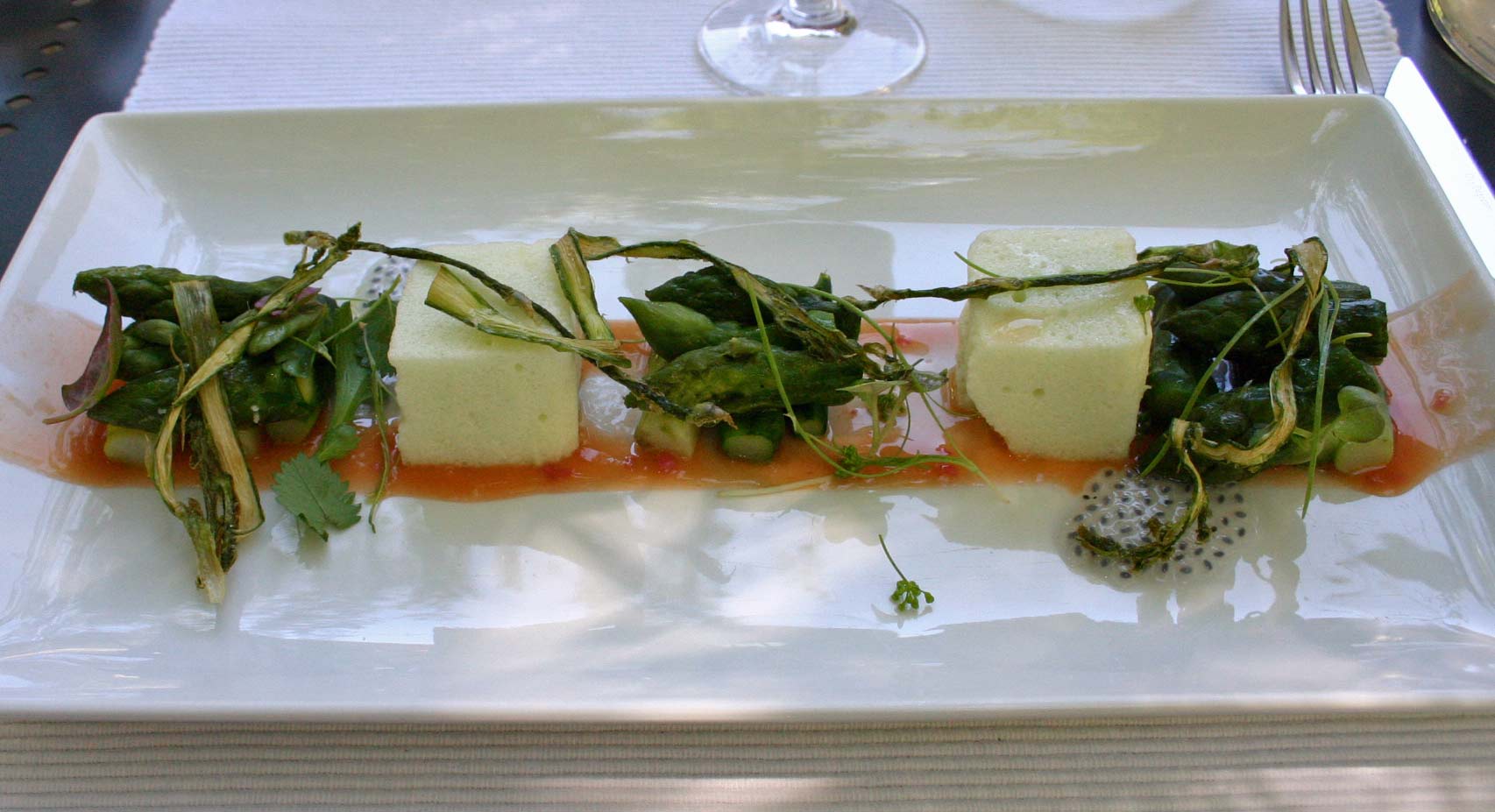 Asperges de pays au jus d'agrume et jeunes pousses