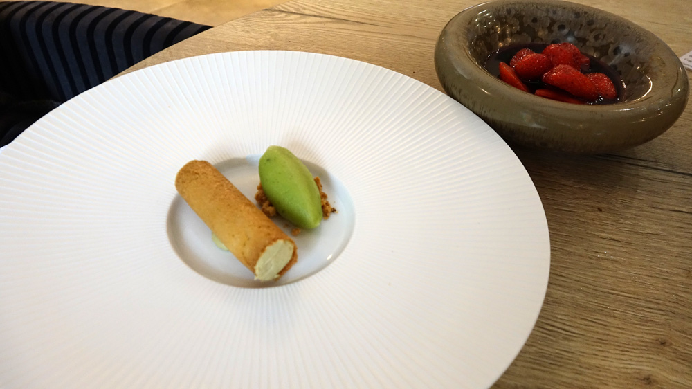 Fraises du Loir et Cher au vin rouge épicé, sorbet citron vert/basilic, crémeux pistache de Bronte en tube croustillant et meringue