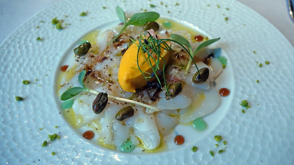 Carpaccio de Noix de St Jacques Normandes, vinaigrette à huile de pistache et citron vert crémeux de carotte au lait de coco/gingembre, citron caviar