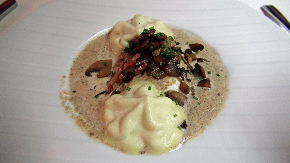 Oeuf mollet, velouté de champignons, émulsion de poireaux