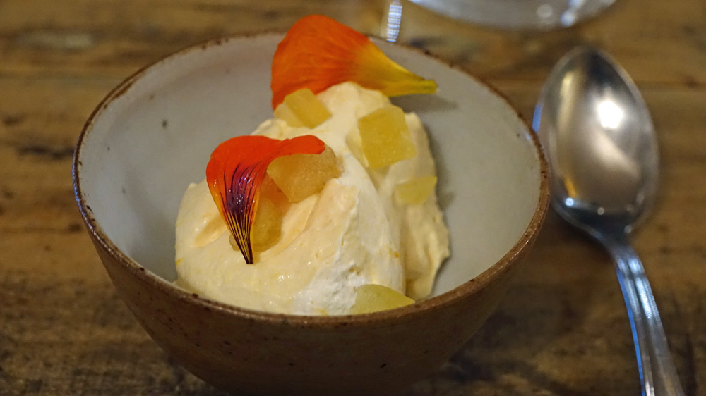 Blanc-manger à la sucrine du Berry (Variété ancienne régionale de courge musquée), fleurs de capucine et pomme confite dans de la moutarde de Crémone