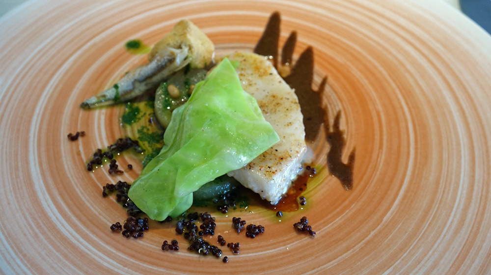 Saint-Pierre, quinoa rouge, jus à l'ail noir, pignons de pin, anchois et pomme fondante