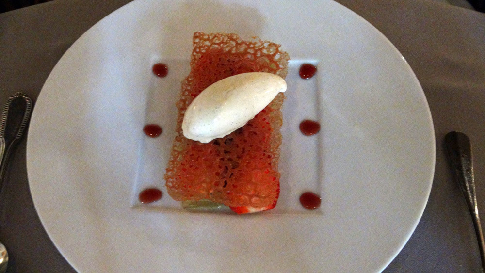 Bâtonnet de rhubarbe pochée dans un sirop léger, tuile craquante, glace vanille Bourbon