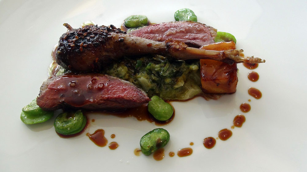 Pigeonneau de l'Entillère, chou-vert, truffe noire, fèves fraîches et dés de céleri confit
