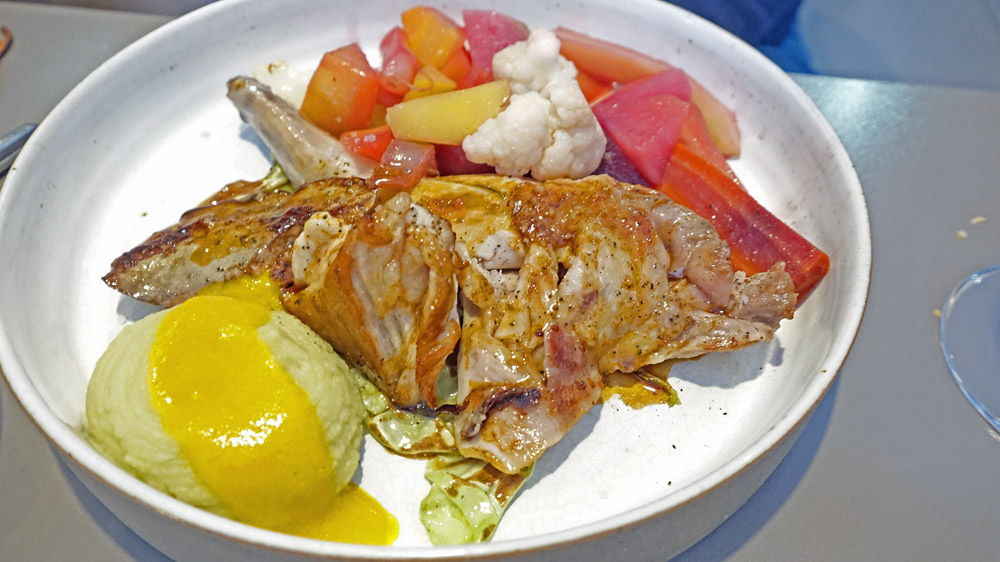 Lapin d'Anjou, pois cassés, coulis de carottes et physalis