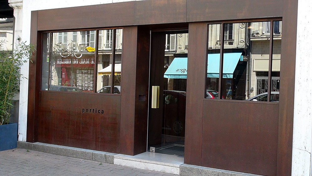 La façade en métal oxydé