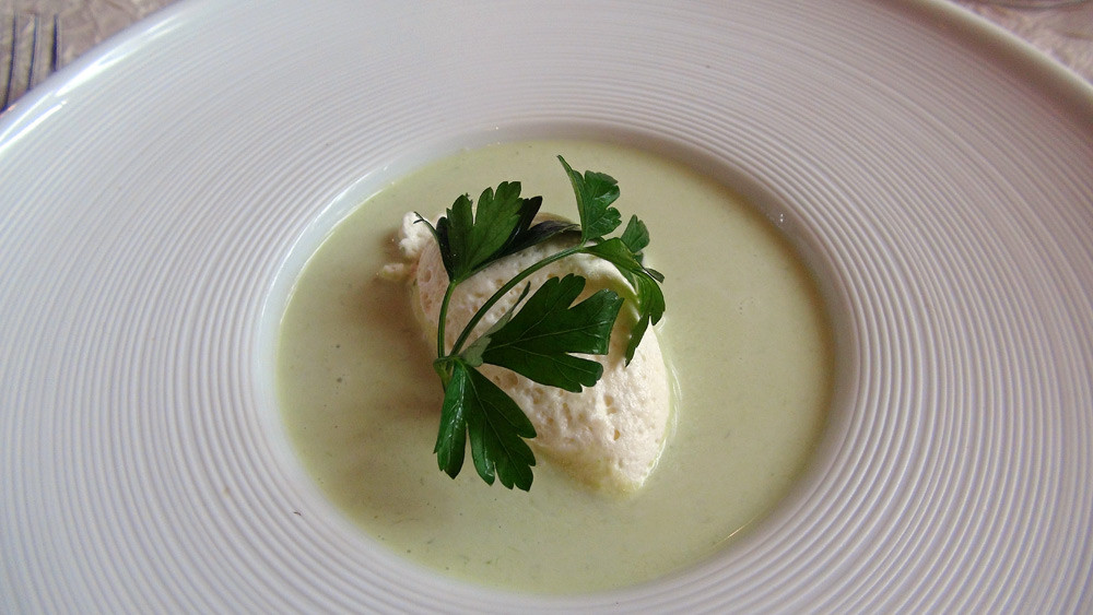 Velouté d'asperges vertes "Chambord" & mousse de sole