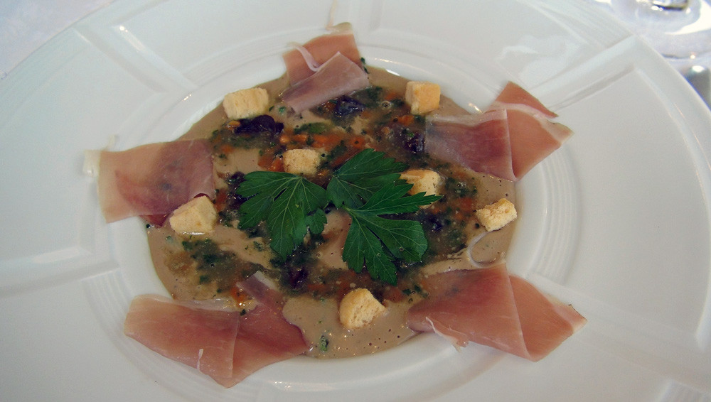 Velouté de cèpes aux escargots de Bourgogne, pétales de jambon cru et minis croutons