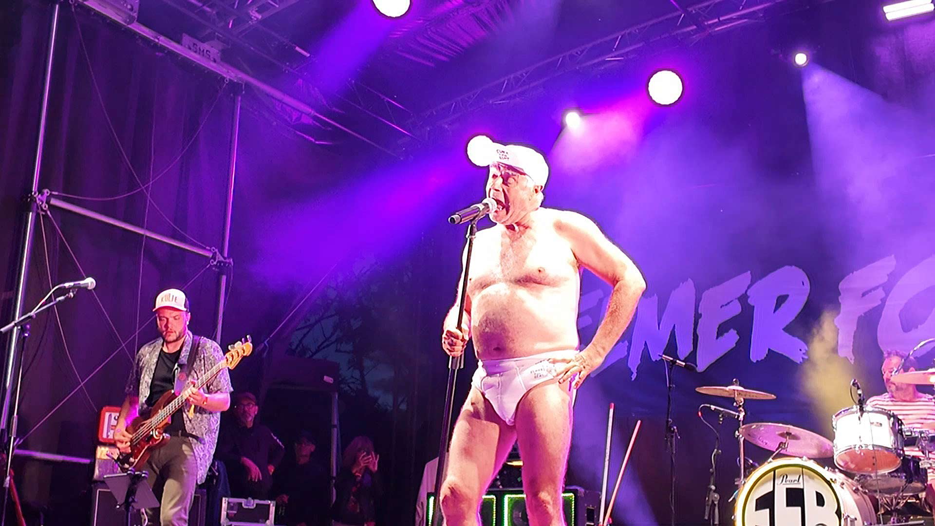 Manou, le chanteur, dans sa tenue préférée 