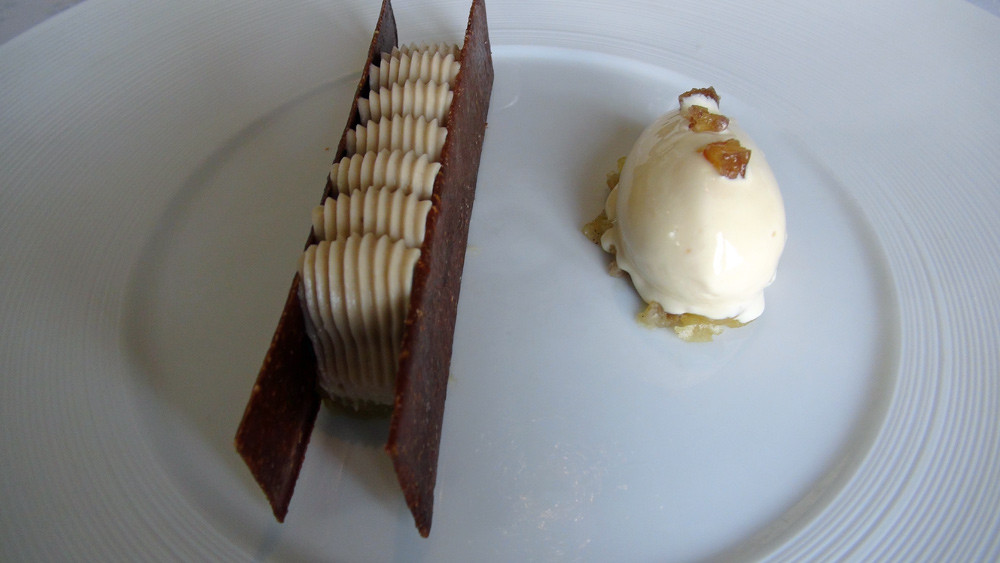 Fines feuilles de nougatine au fenouil, ananas confit, marron et glace à l’anis