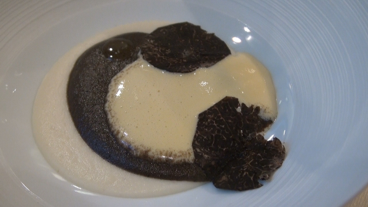 Velouté de céleri, coulis de truffes noires, fondue de parmesan, lamelles de truffe et huile de noisette