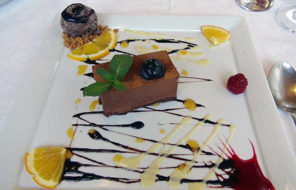 Parfait au chocolat noir 64 %, marmelade d'oranges, crème glacée au chocolat montée sur un concassé de spéculoos "Lotus", crème anglaise et coulis d'oranges