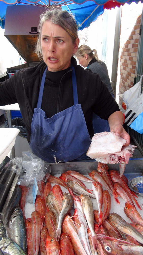 Sylvie Frelaut, armatrice du Kalon Maouez (avant du Marginal) et surtout vendeuse de ses poissons sur le marché
