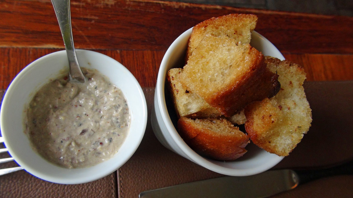 Rillettes (?) de sardines et ses croûtons aillés