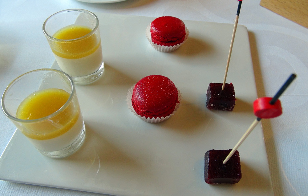 Mignardises : Panacotta, coulis de mangue - Macaron framboises - Pâte de fruit aux fruits rouges