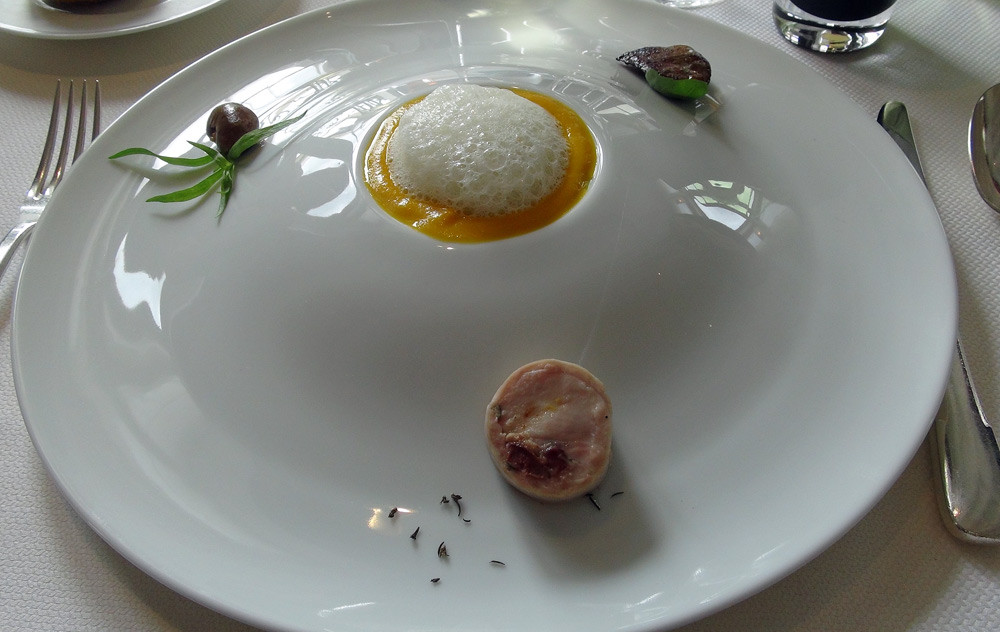 Déclinaison autour du lapin, foie, rognon et rable farci, crèmes de petits pois et de carottes, jus de coques