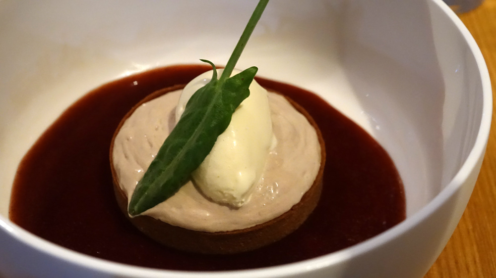 Biscuit au sucre rapadura, mousse chocolat au lait et fleur d'oranger, glace au miel de Roussas, jus amarena et cannelle, vinaigre de Vieux Banyuls et feuille d'oseille sauvage