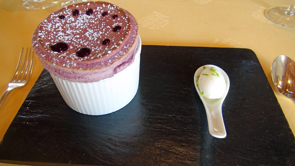 Les baies de cassssis : En soufflé léger. Servi avec un sorbet à la faisselle de Rians et citron vert.