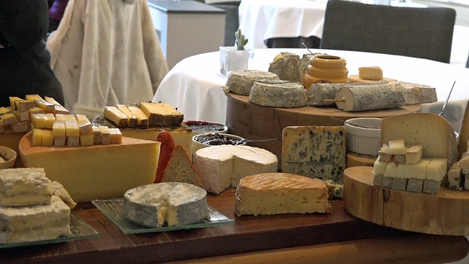 Chariot de fromages frais et affinés, d’ici et d’ailleurs avec ses 16 variétés au programme !