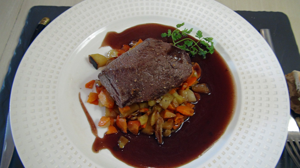 Pavé de rumsteck à la fleur de sel sur un nid de pommes de terre, carottes et oignons confits