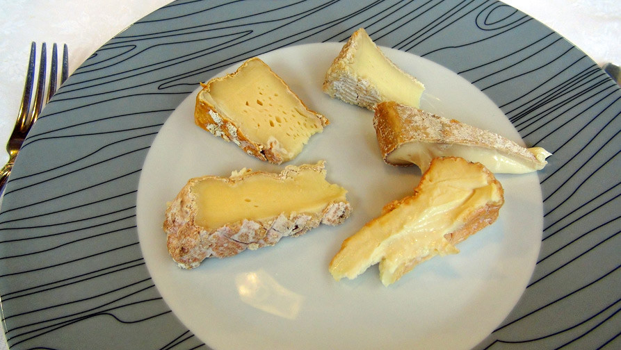 Mon assiette de fromages : Pont l'Evêque, Livarot, Camembert, Chécy au foin & Soumaintrain