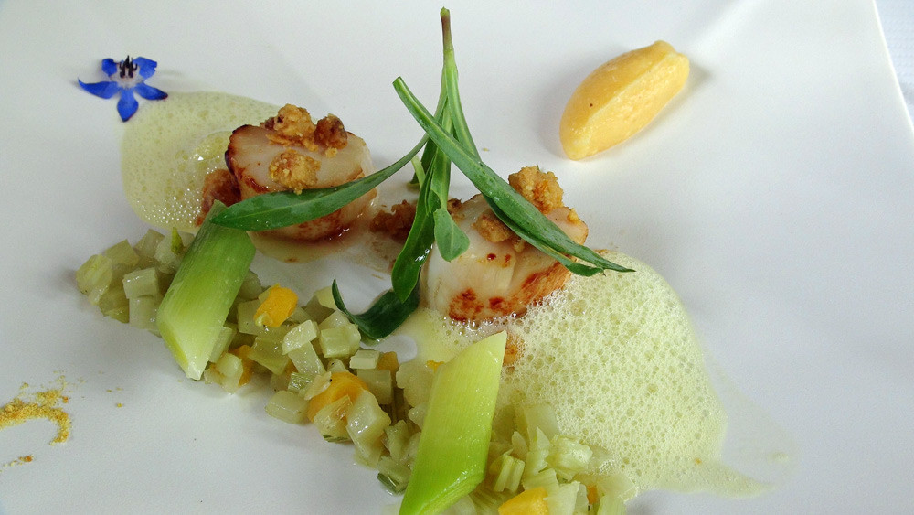 Saint-Jacques poêlées, sur une vinaigrette safran, coing, crumble orange noisette, fenouil & abricots secs